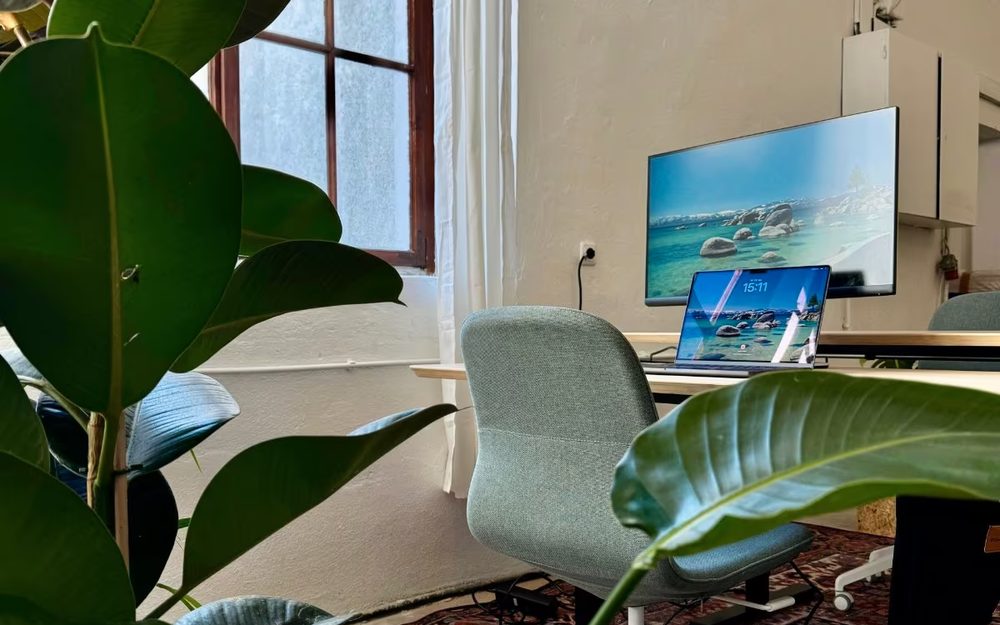 Coworking-Bereich mit Arbeitsplätzen
