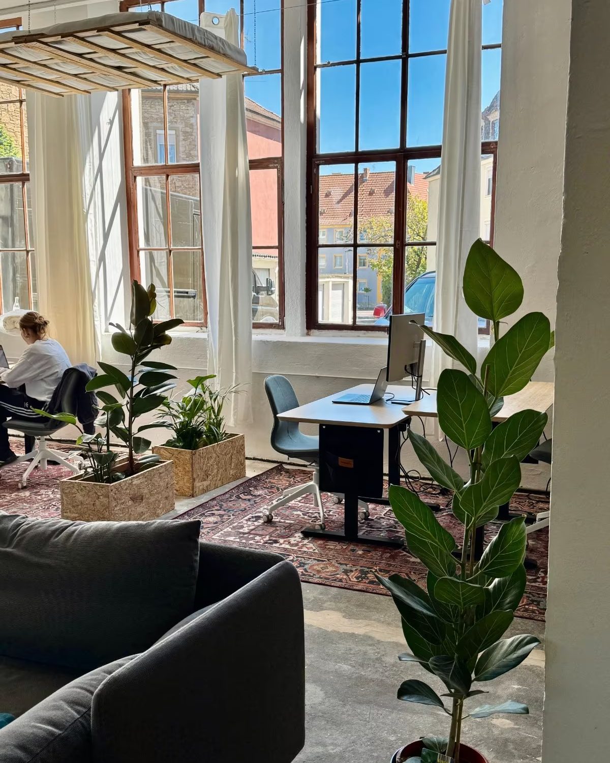 Falter Space Coworking – heller Arbeitsraum mit großen Fenstern